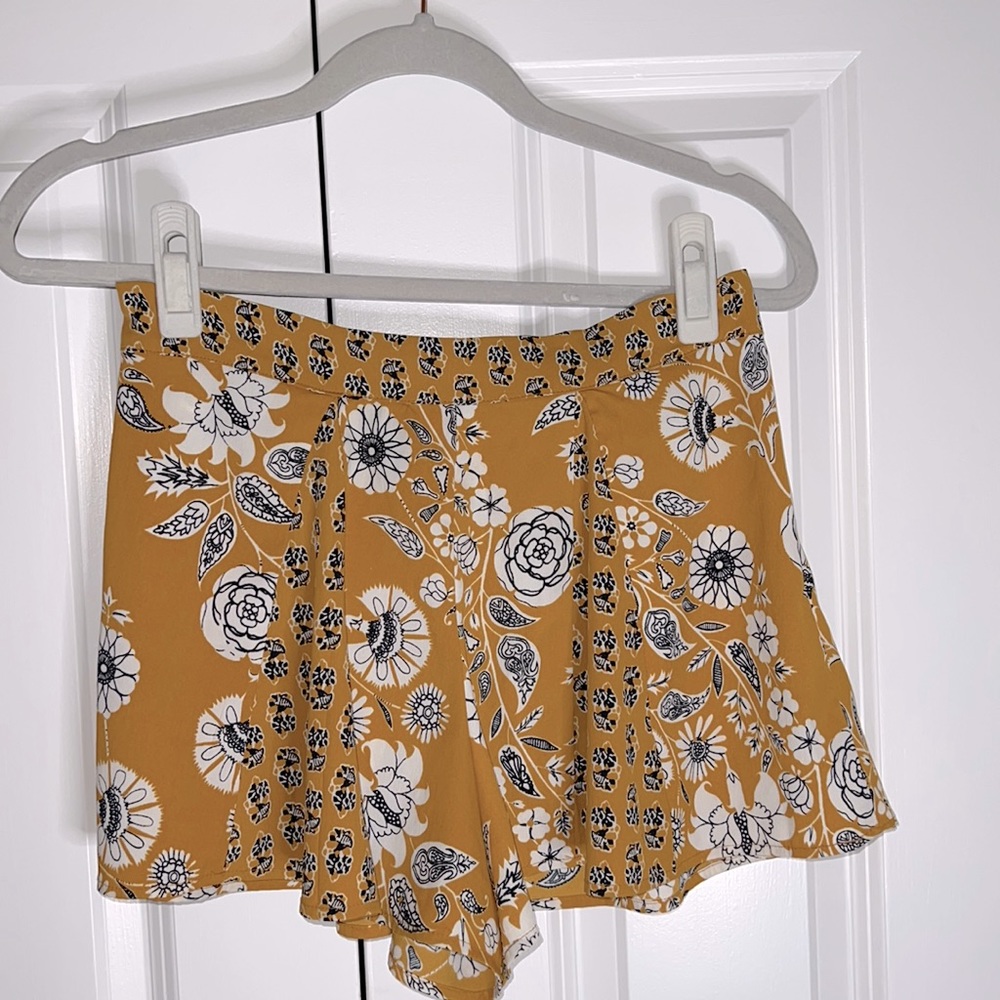 Adorable yellow floral shorts!